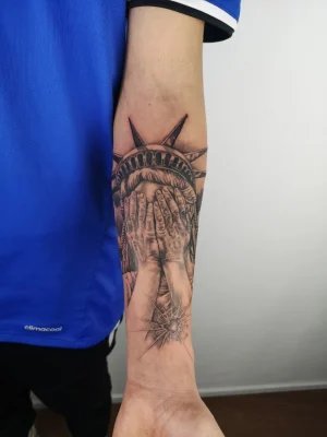 Estatua Libertad 5 11Zon | Culpa Mía Tattoo - Estudio Tatuajes Madrid